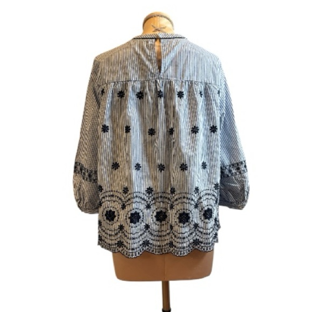 Crown & Ivy Blue & White Striped Top Navy Floral Embroidered Eyelet Design SZ M - Picture 2 of 6